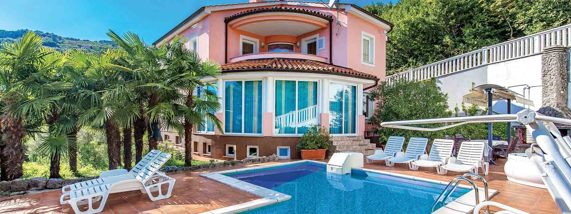 Holiday home with pool